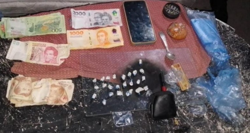 Allanaron tres viviendas por un robo y encontraron 25 envoltorios de cocaína; un hombre fue detenido