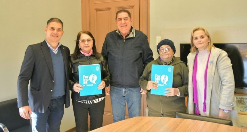 El intendente Jofré firmó escritura de terrenos de vecinas del barrio Eva Perón