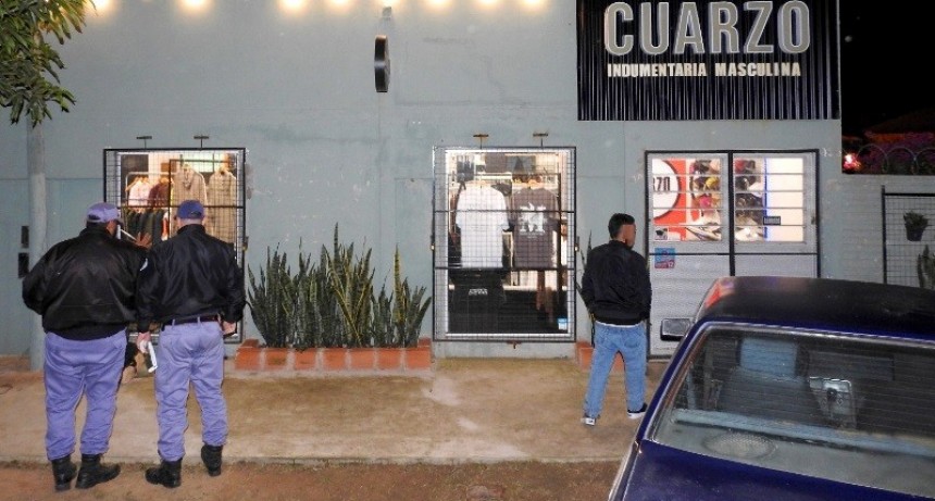La Policía investiga el robo de prendas de vestir de una ropería