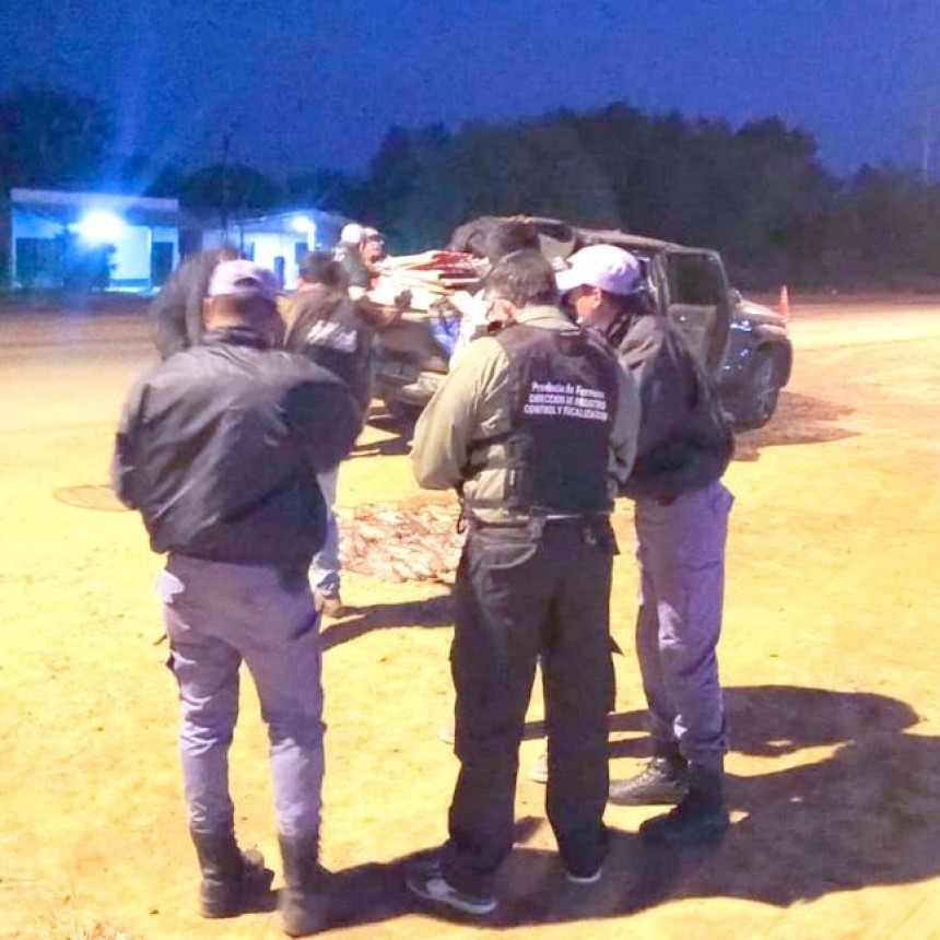 La Policía secuestró más de 130 pescados transportados en una camioneta