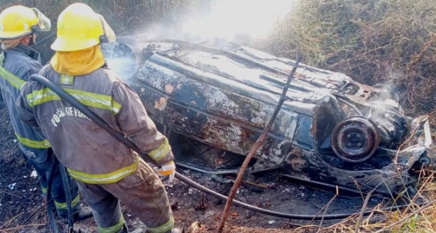 Vuelco e incendio de un automóvil sobre Ruta Provincial N° 2