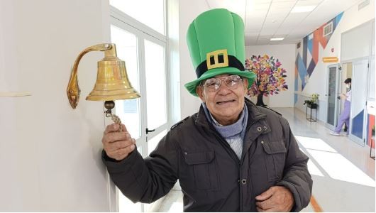 Bernardo finalizó su tratamiento y tocó la campana del Centro de Medicina Nuclear: “Me ayudaron a vencer al cáncer”