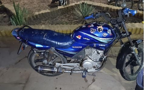 Detuvieron a tres sujetos y recuperaron una motocicleta