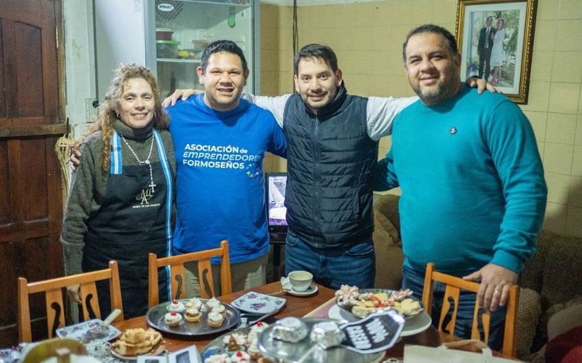 Emprendedora apasionada, transforma su cocina en un espacio de creación y sustento.