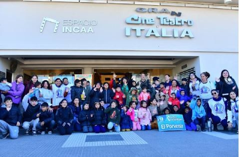 Niños de Centros Comunitarios concurrieron al cine Italia