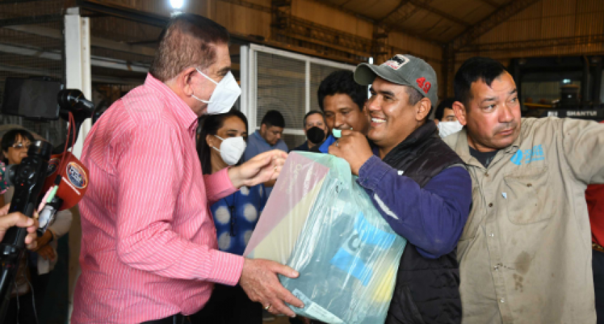 El intendente Jofré entregó indumentaria de trabajo a agentes del obrador de la Jurisdicción Cinco