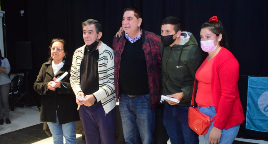 El intendente Jorge Jofré entregó títulos de adjudicación en venta de terrenos a 31 familias