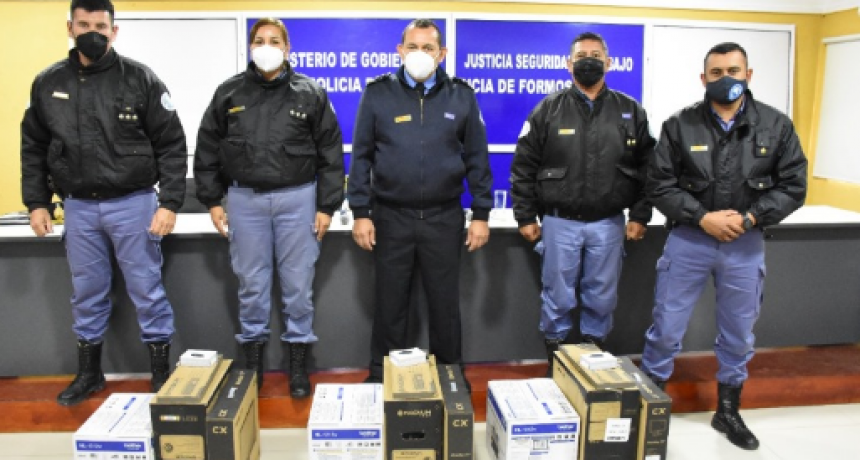 El Comando Superior entregó equipos informáticos a UEAR