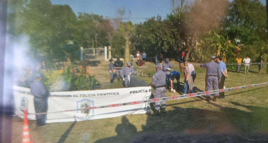 Homicidio. Hallaron el cuerpo de un joven sin vida a la vera de la ruta 11 en el barrio Namqom