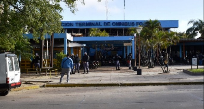 Contribuyente discutió con una empleada de Refsa y dañó la puerta de acceso del local