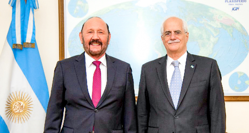 Insfrán se reunió con el ministro de Defensa