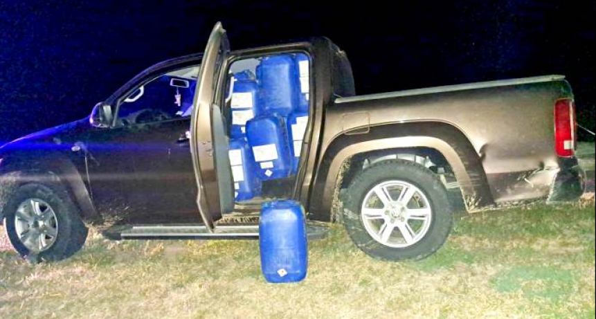 La Policía incautó más de 5.000 litros de combustible trasladados en dos vehículos que fueron abandonados