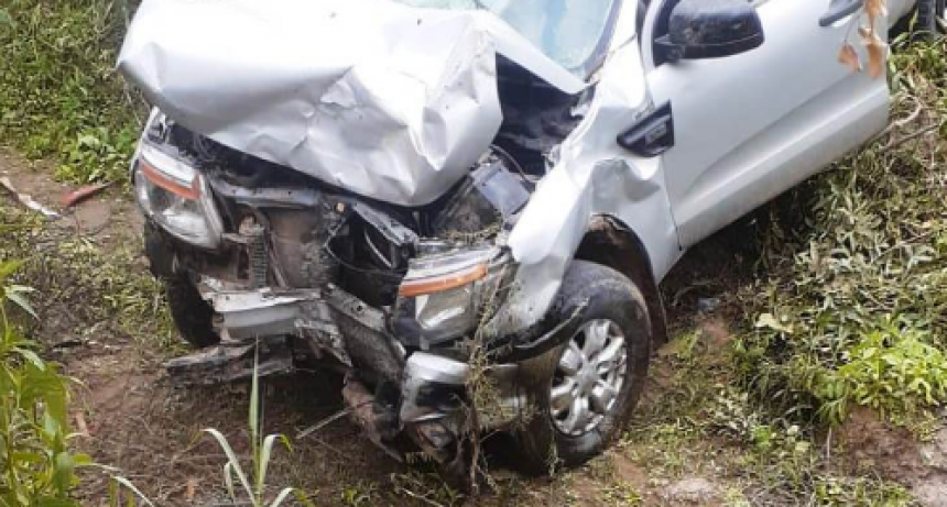 Manejaba en estado de ebriedad, perdió el control de su camioneta que llevaba una lancha, chocó un puente y terminó en una zanja