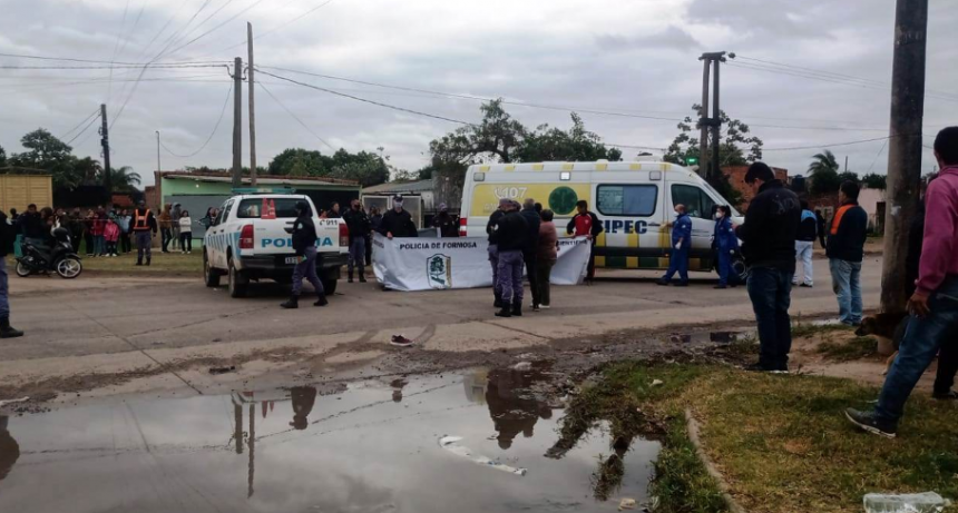 Conductor colisionó a tres personas que se desplazaban en una moto, una ocupante perdió la vida