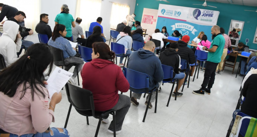 Masiva concurrencia de vecinos para inscribirse a los cursos que ofrece la Escuela de Artes y Oficios de la Municipalidad