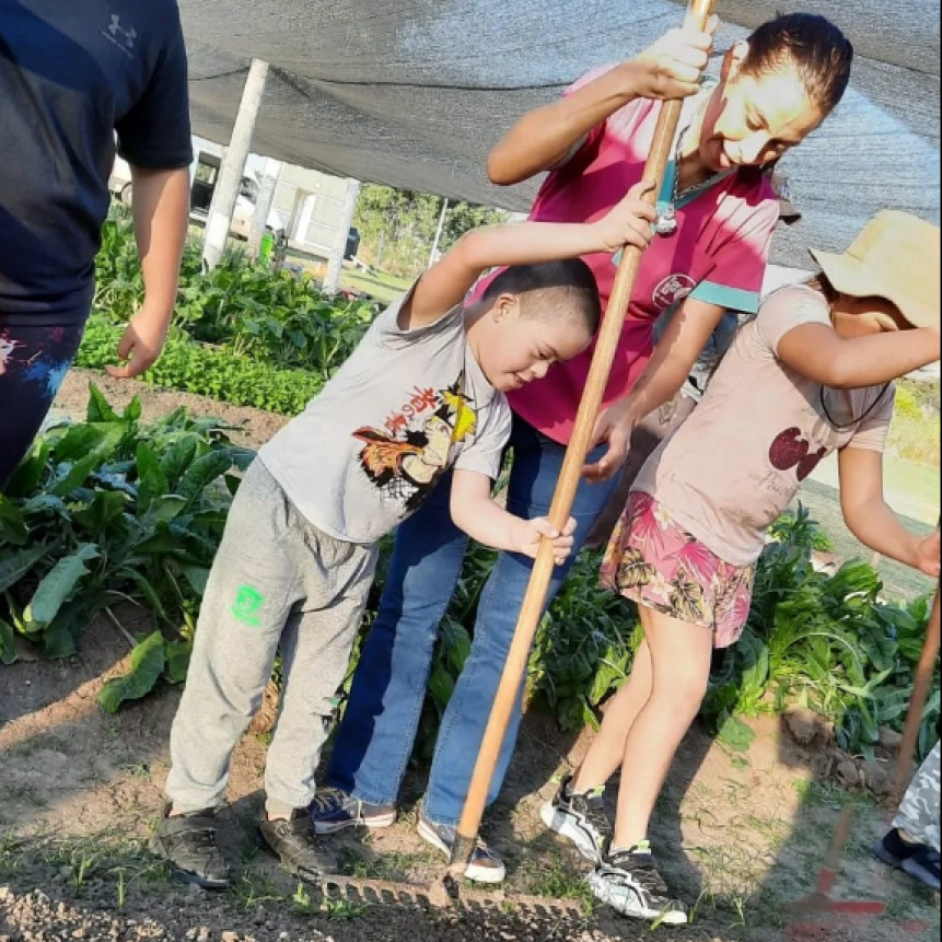 Alumnos de SuperArte desarrollaron actividades en la huerta “Sembrando Futuro”