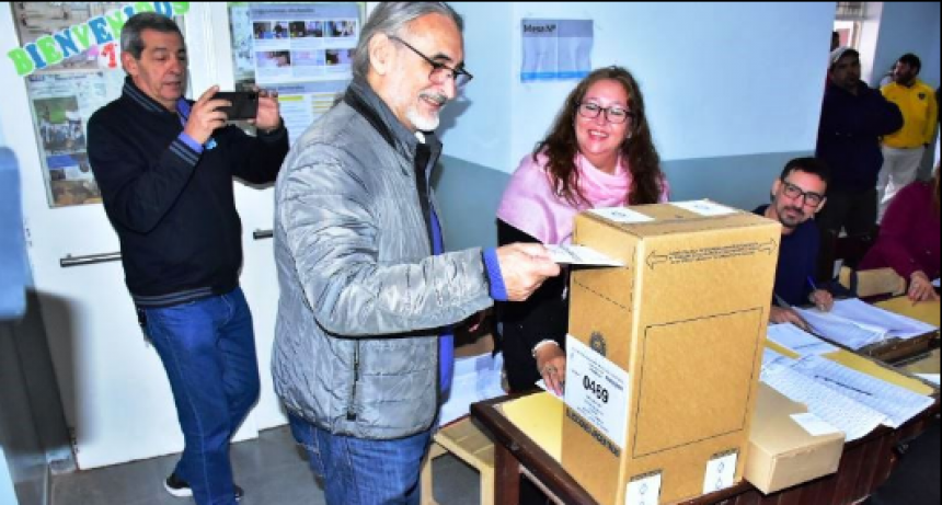 Luis Basterra votó en el barrio Virgen del Rosario