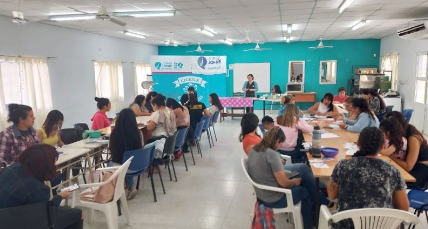 Con más de 700 asistentes prosiguen con éxito las clases en la Escuela de Artes y Oficios