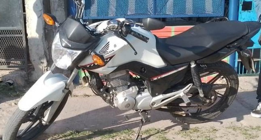 Un sujeto con frondosos antecedentes fue detenido con una moto robada