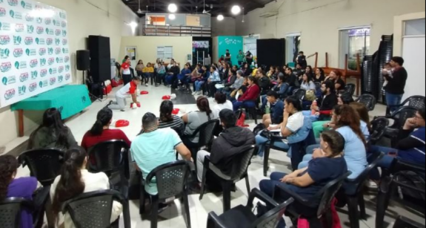 El municipio brindó un curso de capacitación sobre RCP a estudiantes de enfermería y auxiliares en farmacia