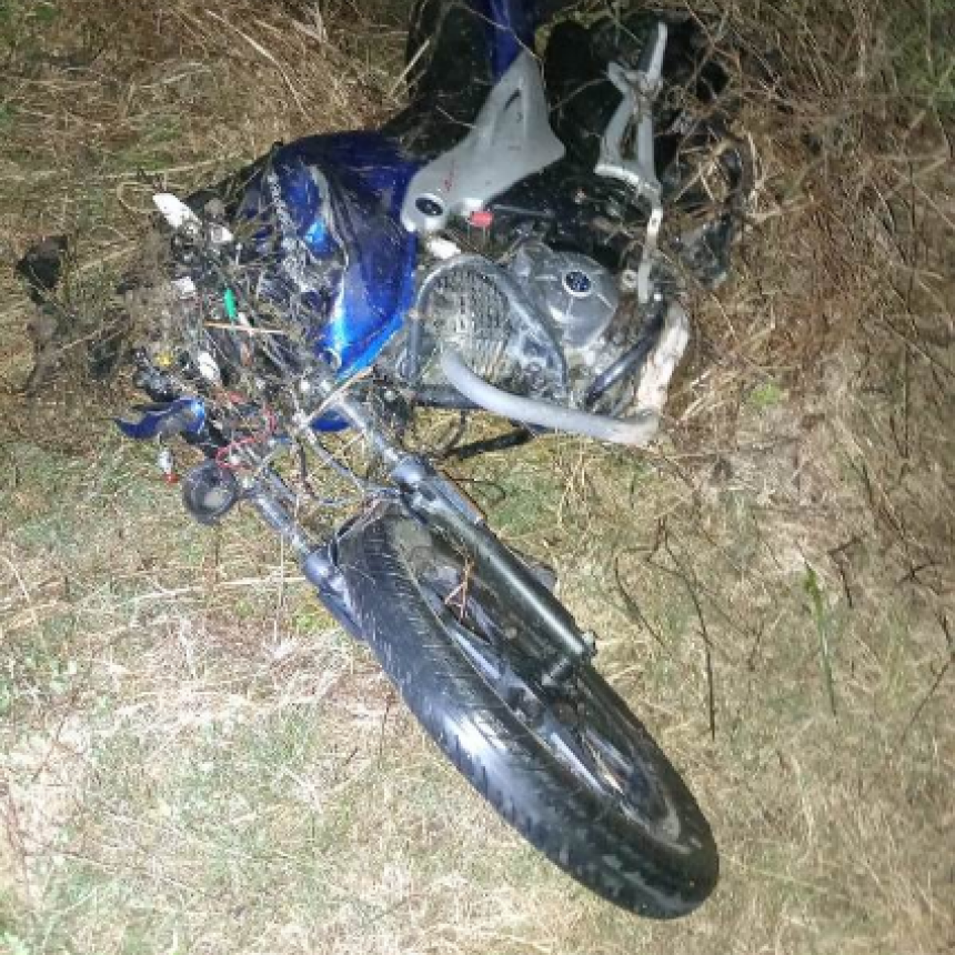 Un motociclista falleció al chocar un camión estacionado