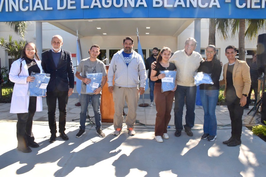 La UPLaB entregó indumentaria a estudiantes de Enfermería y Medicina