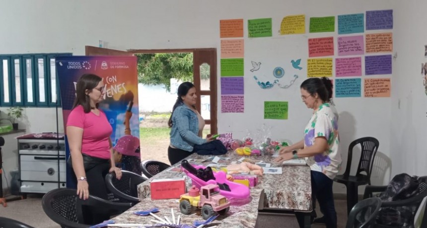 Desarrollo Juvenil realiza juguetes reciclados para regalar en el Mes de las Infancias
