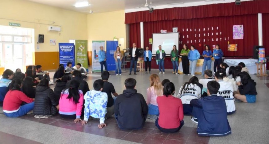 Defensa al Consumidor y el IAS brindaron charla sobre el uso responsable de las TICs a estudiantes de la jurisdicción cinco