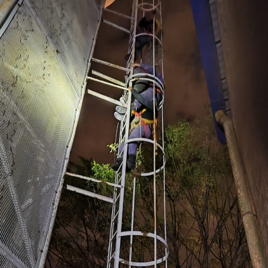 La Policía evitó que un joven se arroje desde la torre de una cisterna de agua