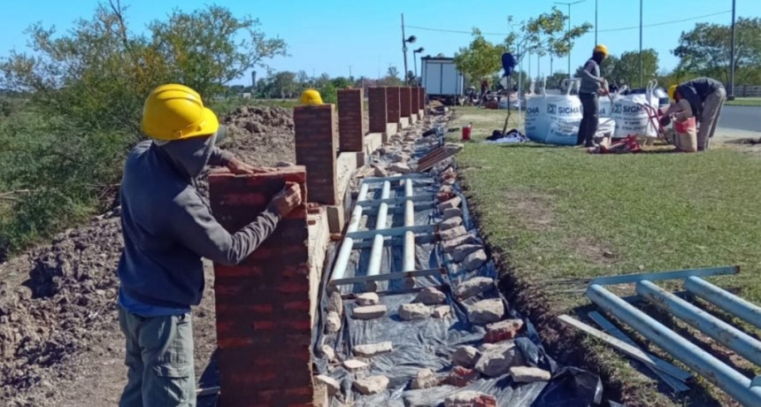 Vialidad Provincial reconstruye barandas y veredas peatonales de la Avenida Ribereña