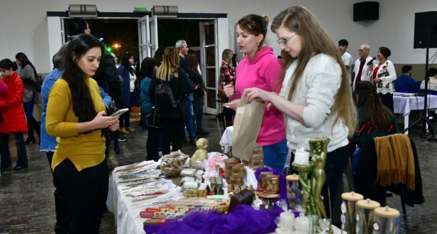 La gente recorrió el Mercado Comunitario de Emprendedores durante el fin de semana