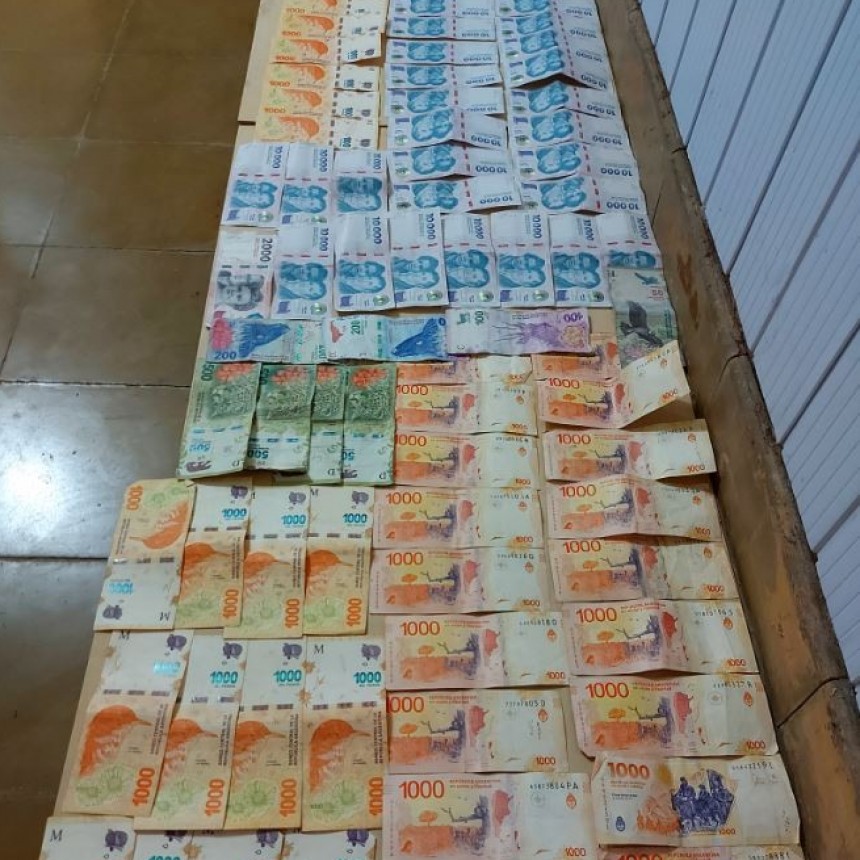 La Policía detuvo a un hombre y recuperó dinero que sustrajo de un camión repartidor