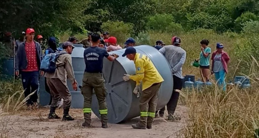 Bomberos de la Policía de Formosa colaboró en el traslado de 50.000 litros de agua para pobladores de la Isla Apando