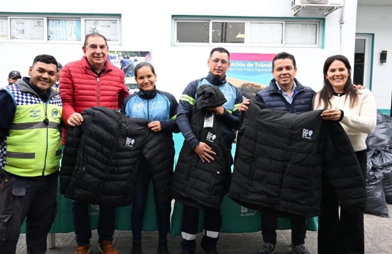 EL INTENDENTE JOFRÉ ENTREGÓ INDUMENTARIA A LOS TRABAJADORES DE TRÁNSITO MUNICIPAL