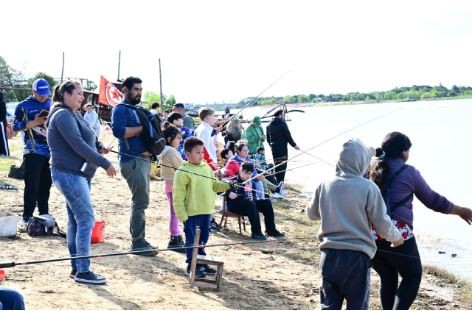 Con un gran encuentro de pesca a orillas del río Paraguay, la Municipalidad dio cierre al Mes de las Infancias