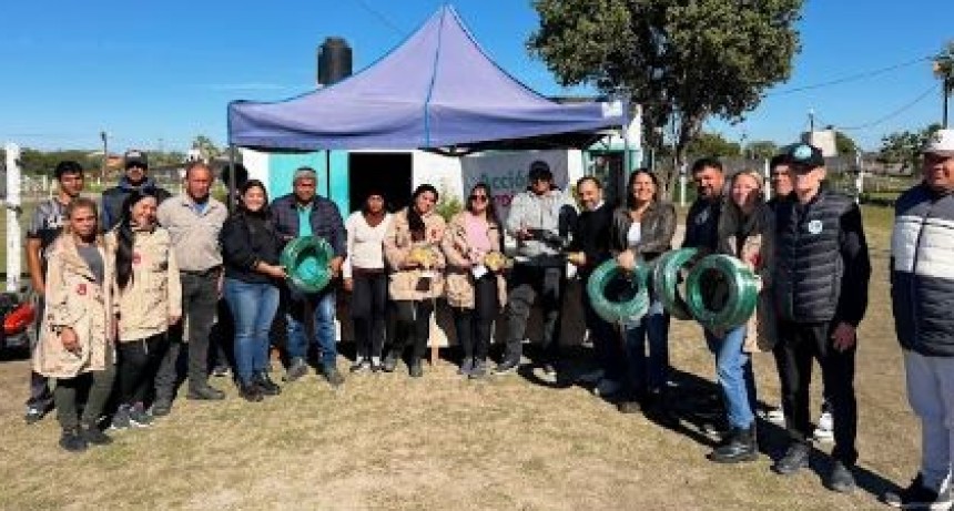 Acción Social entregó elementos de trabajo a integrantes de la Huerta Municipal