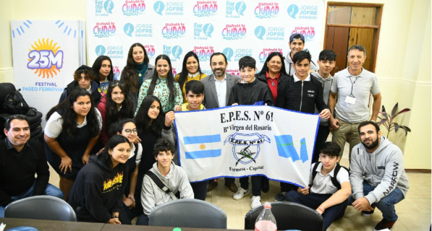 Estudiantes de la EPES Nº 61 realizaron una visita guiada por la ciudad en el marco del programa “Turistas por un Día”