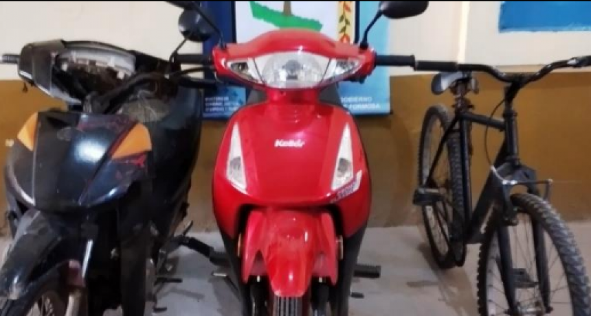 Policías detuvieron a dos hombres y recuperaron dos motos y una bici