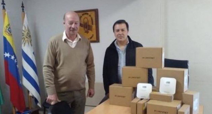 El rector Parmetler entregó equipamientos informáticos