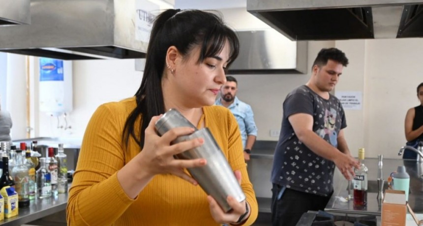 Nutrido grupo realiza el curso de bartender de la Escuela de Artes y Oficios Municipal