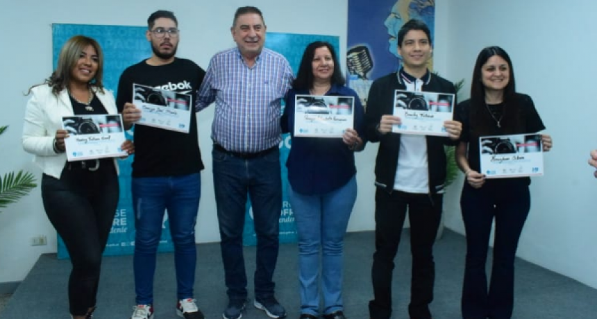 El intendente Jofré entregó certificados a alumnos que finalizaron curso de fotografía