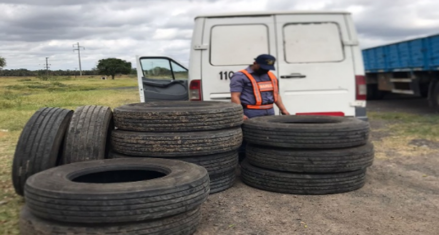 La Policía secuestró cubiertas transportadas sin aval aduanero