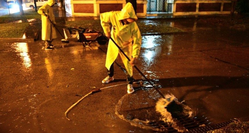 Rápida intervención de la Municipalidad en distintos sectores de la ciudad tras la tormenta del viernes