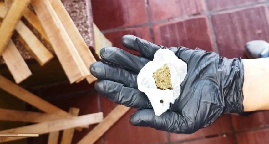 Pretendieron entregar droga a detenidos y los descubrieron