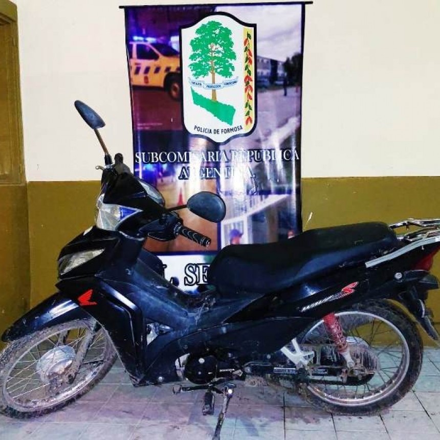 Dos sujetos fueron detenidos cuando pretendían robar una moto