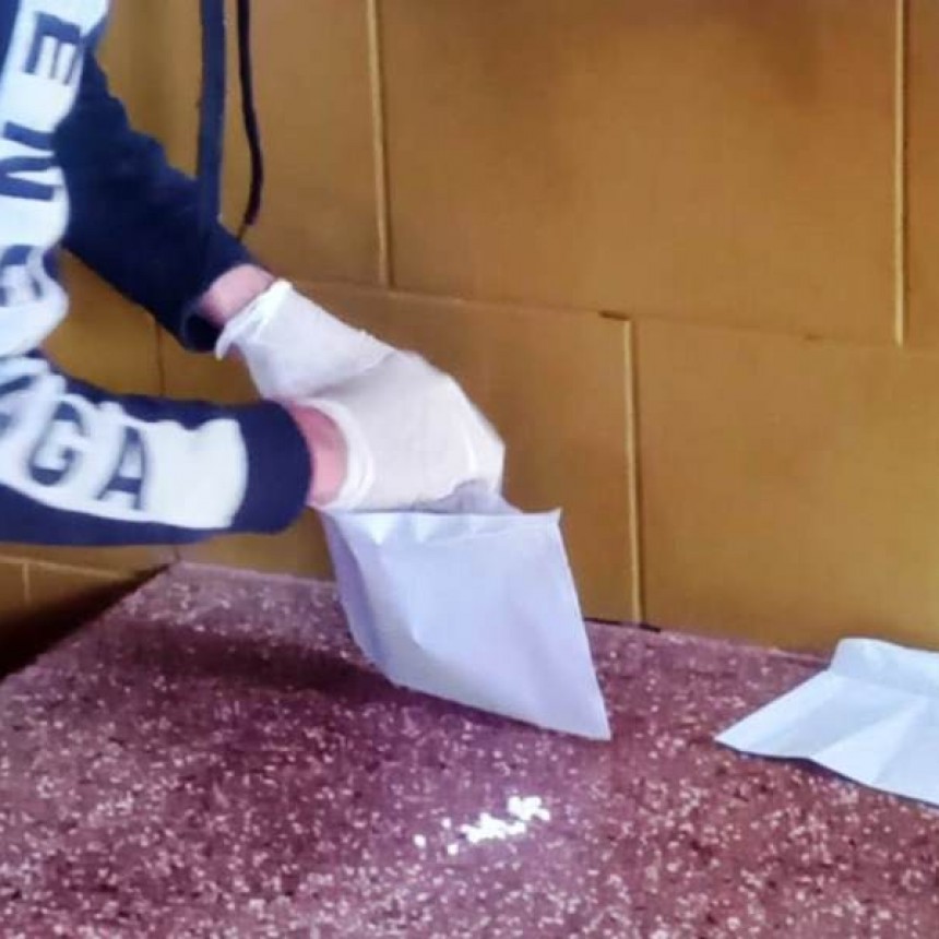 Una mujer pretendía entregar 42 pastillas a un detenido y la descubrieron