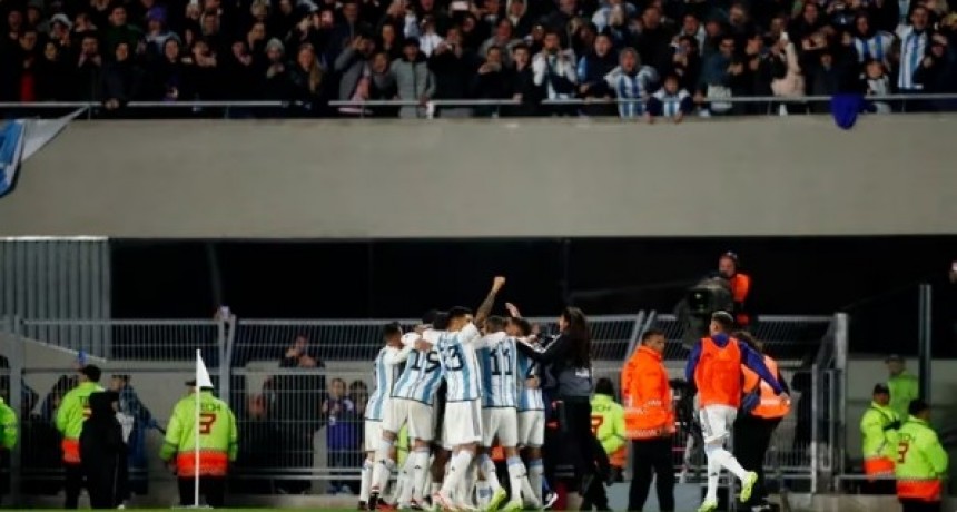 Con un golazo de tiro libre de Messi, Argentina le ganó 1-0 a Ecuador en el comienzo de las Eliminatorias Sudamericanas