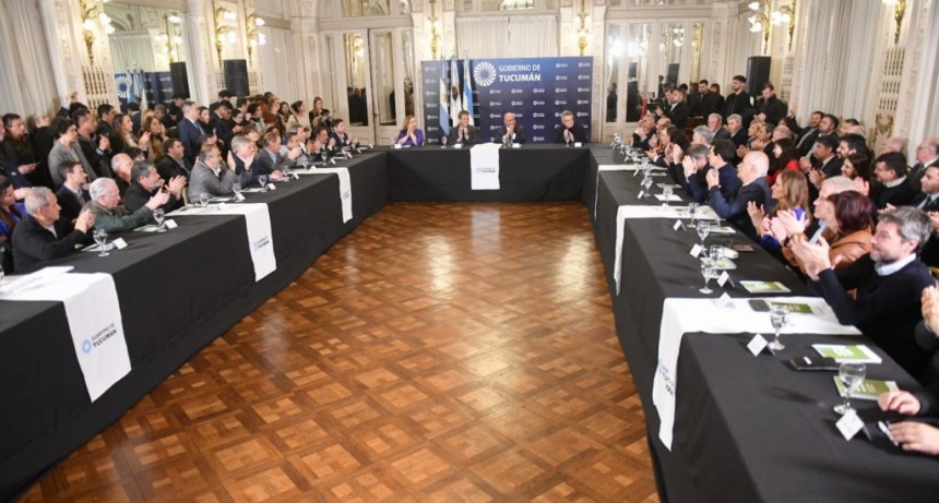 Insfrán participa del encuentro de dirigentes de Unión por la Patria