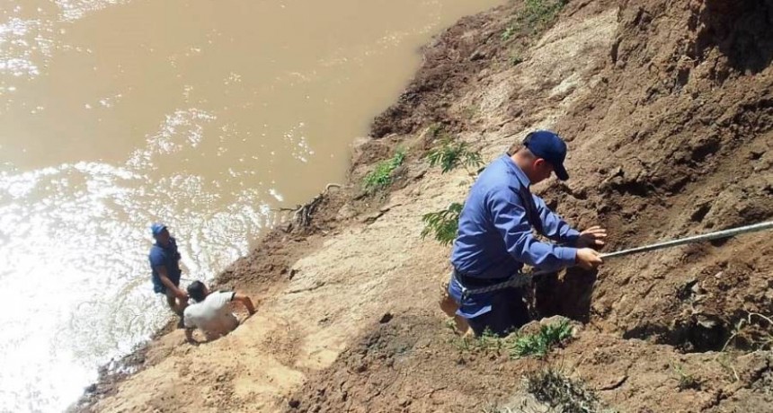 Bomberos rescataron a un hombre que se arrojó al Río Bermejo
