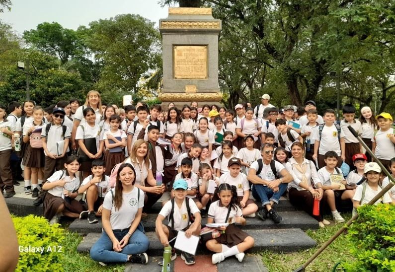 Alumnos del Instituto San Francisco de Asís realizaron un recorrido urbano y cultural por la ciudad